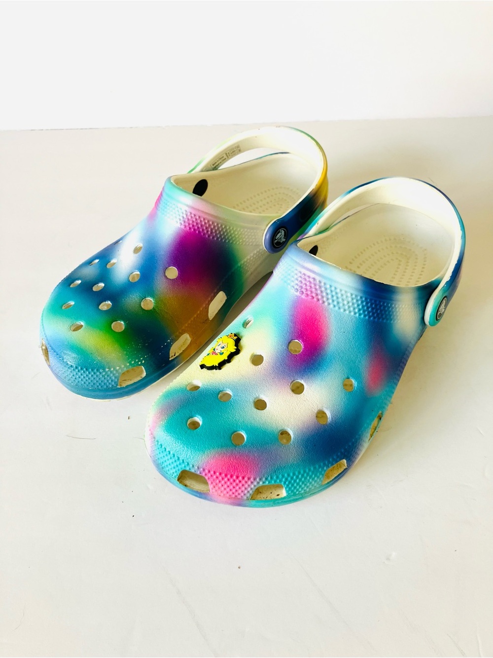 Crocs Classic Solarized Clog 

Size US Womens-9 

Tie Dye Blue Pink